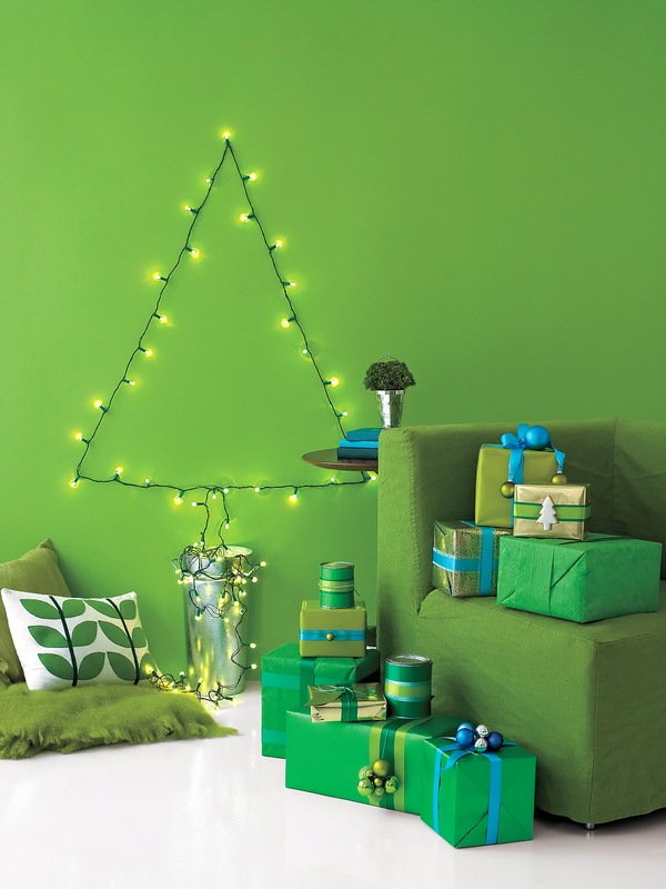 idées-décoration-murale-Noël-sapin-Noel-guirlande-lumineuse-boîtes-cadeaux-vertes idées décoration murale
