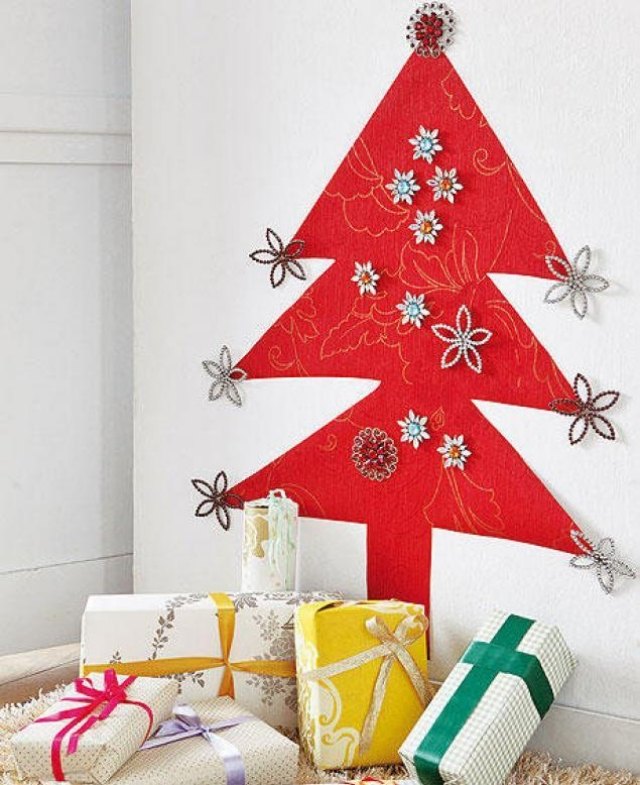 idées-décoration-murale-Noël-sapin-Noel-papier-rouge-fleurs-ornements idées décoration murale