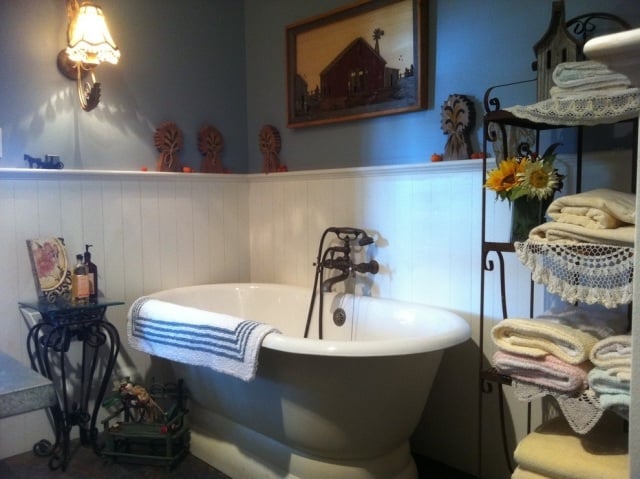 idées-décoration-salle-bains-vintage-blanc-bleu
