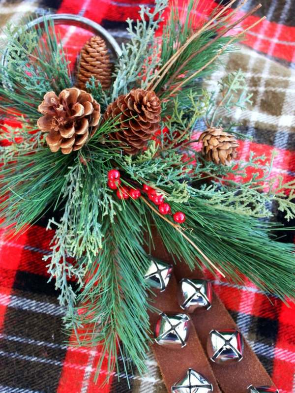 idées-de-déco-DIY-Noël-petites-cloches-cones-pin-eglantier