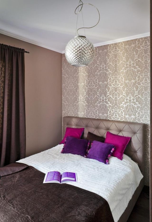 idées-de-déco-chambre-coucher--coussins-violettes-roses