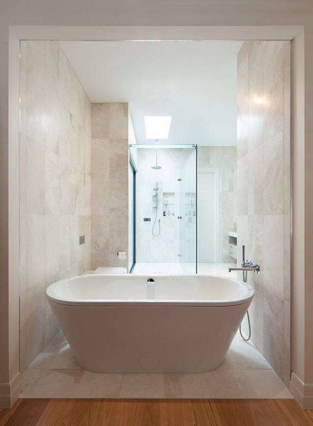 idées-salle-de-bains-baignoire-ovale-revetement-murale-marbre
