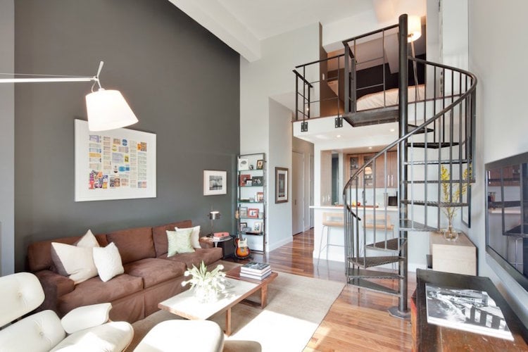 idée-déco-salon-peinture-gris-souris-canapé-marron-clair-escalier-métal