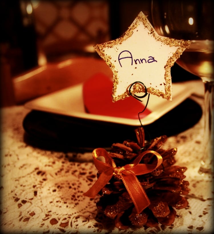 idée-déco-table-Noël-marque-place-cône-étoile