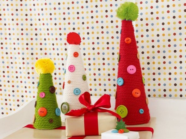 idées-de-déco-Noël-sapins-DIY-boutons-pompons