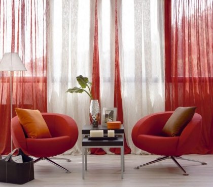 idées-déco-rideaux-rouges-fauteuils-assortis-coussins