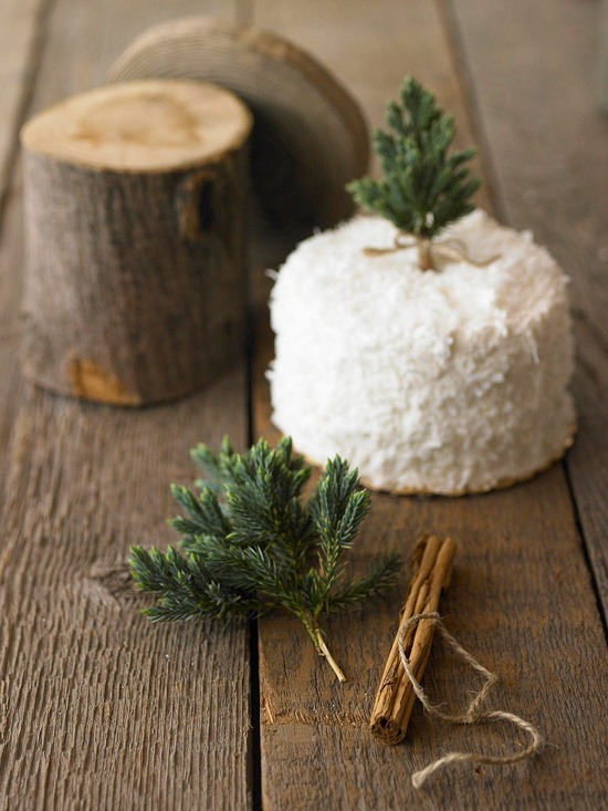 idées-déco-table-hiver-assiette-gâteau-bois-branches-sapin