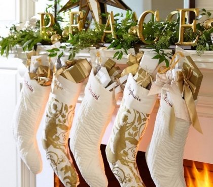 idées-décoration-Noël-chaussettes-Noel-blanches-ornements-or-cadeaux-branches-vertes-manteau-cheminée