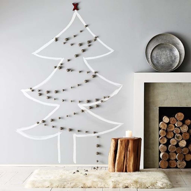 idées-décoration-murale-Noël-peinture-blanche-guirlande-boules-grises-cheminée idées décoration murale