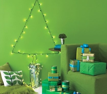 idées-décoration-murale-Noël-sapin-Noel-guirlande-lumineuse-boîtes-cadeaux-vertes