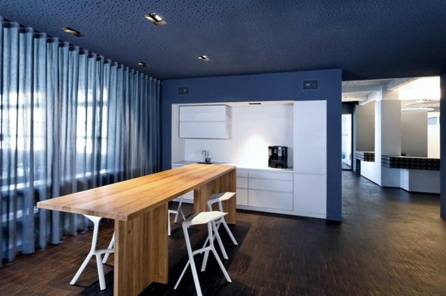 idées-kitchenette-moderne-blanc-bleu-table-bar