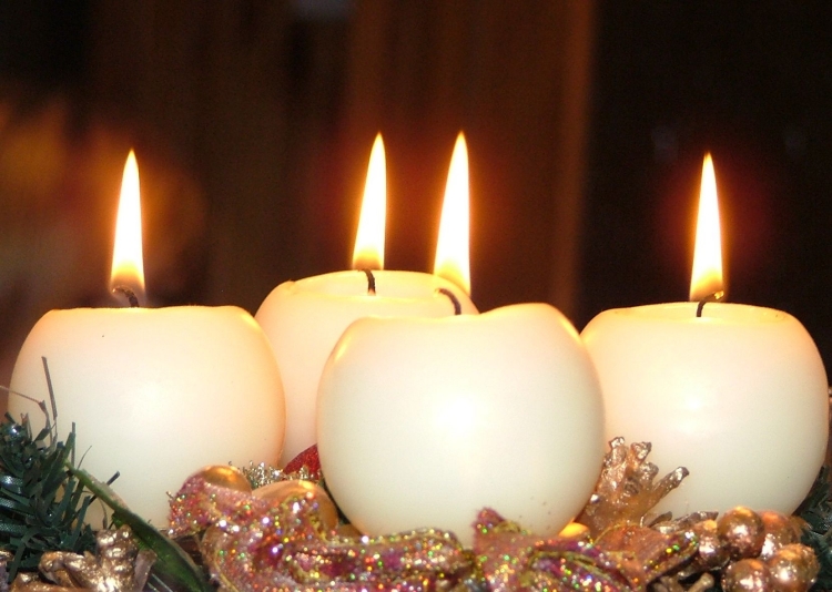 intérieur-déco-de-Noël-idées-originales-bougies-blanches-decoratives