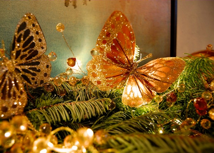intérieur-déco-de-Noël-idées-originales-papillons-branches-sapin