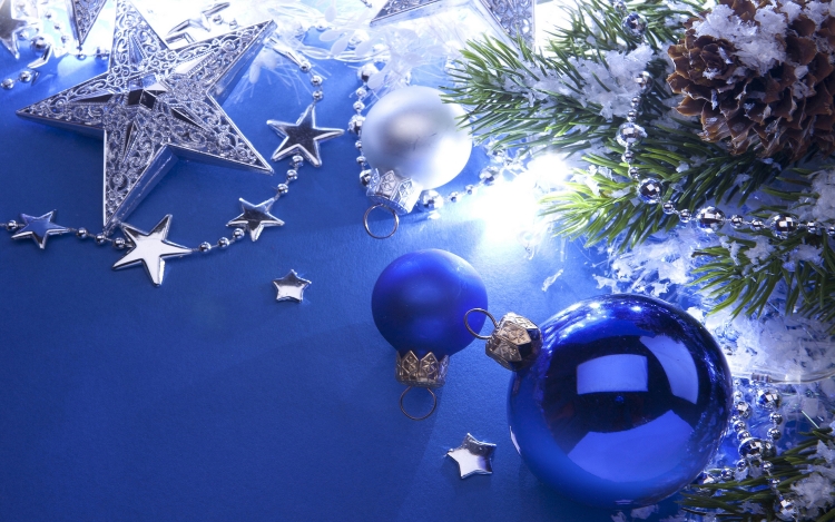 interieur-déco-de-Noël-idées-originales-boules-decoratives-bleues