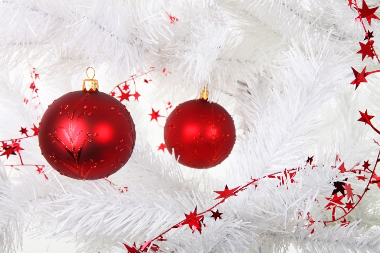 interieur-déco-de-Noël-idées-originales-boules-decoratives-rouges-sapin-blanc