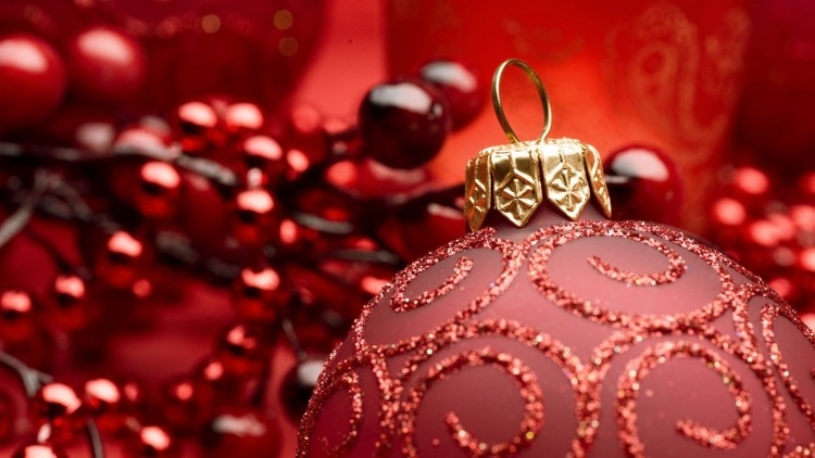 intérieur-déco-de-Noël-idées-originales--boules-decoratifs-rouges-brillance
