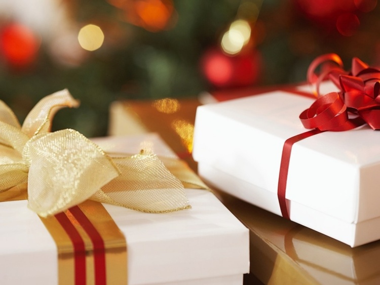 intérieur-déco-de-Noël-idées-originales-cadeaux-decoratifs-ruban-rouge