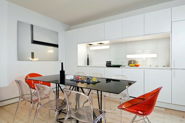 intérieur minimaliste coin-repas chaises acryliques