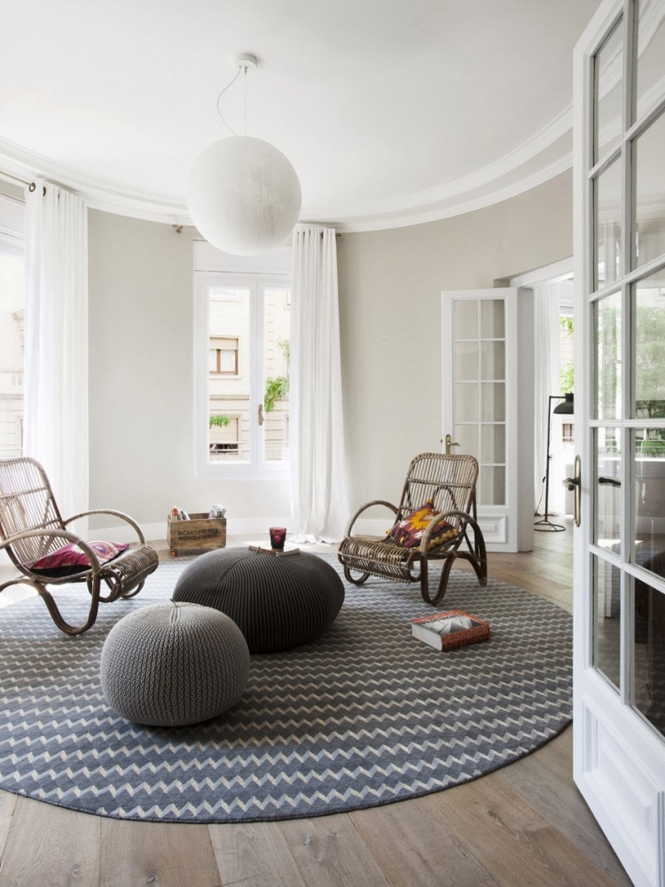 intérieur-scandinave-tapis-poufs-gris-blanc-boule-papier-blanche