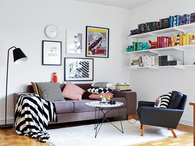 intérieur-scandinave-étagères-blanches-table-ronde-coussins