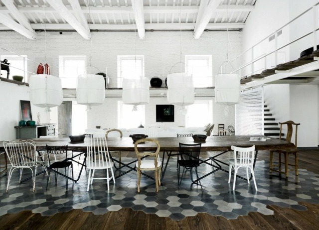 loft industriel longue table chaises dépareillées