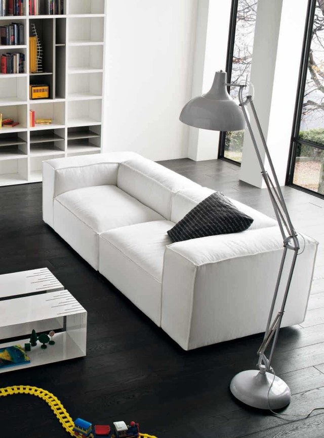 meuble-de-salon-idée-originale-canapé-droit-lampe-sol