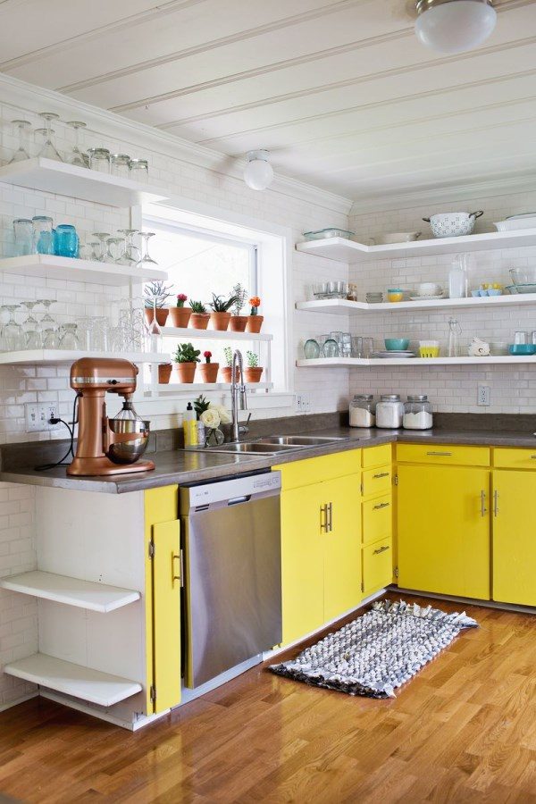 meubles-de-cuisine-couleur-jaune-etageres-murales-pratiques