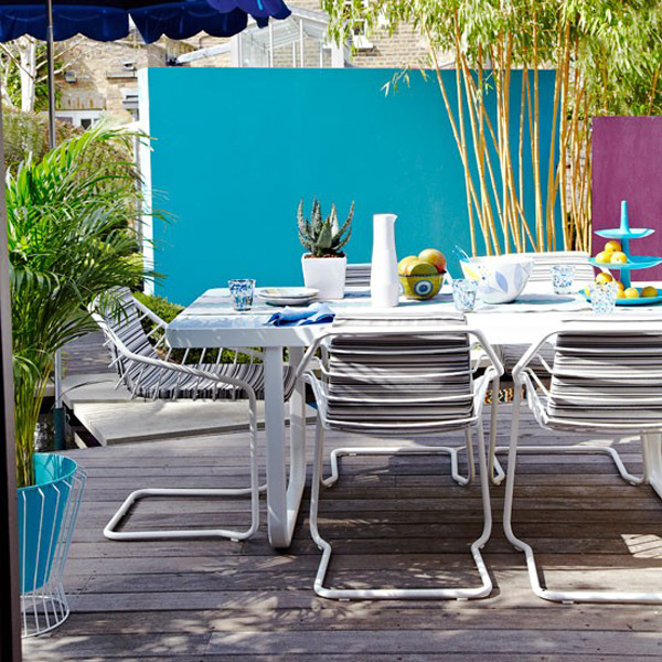meubles-jardin-blancs-accents-couleurs-vives-terrasse