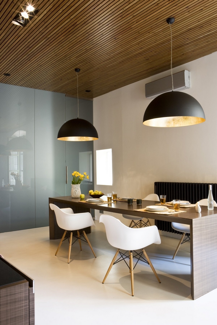 meubles-salle-manger-chaises-design-Eames-coque-blanche-suspensions-noires