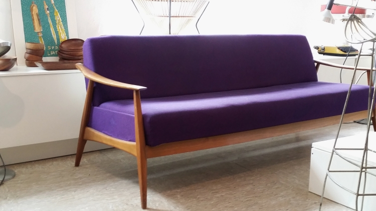meubles-vintage-canapé-violet les années 60