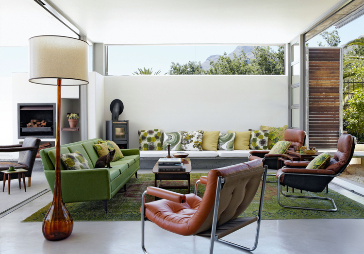 mobilier rétro -les années 60-canapé-vert-fauteuils-cuir-tapis-vert-aspect-usé