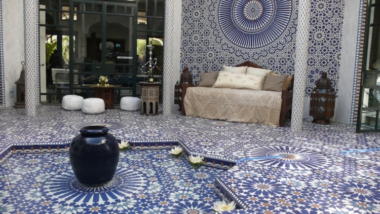 mosaïque-marocaine-zellige-bleu-blanc-typiques