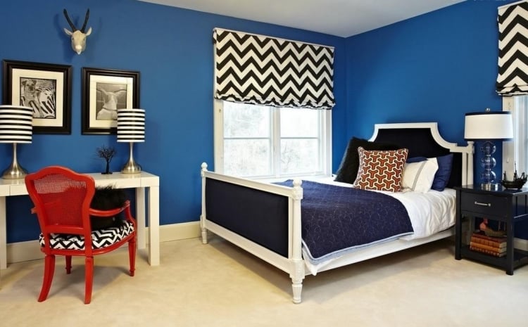peinture décorative chambre bleu accent chevrons rayés