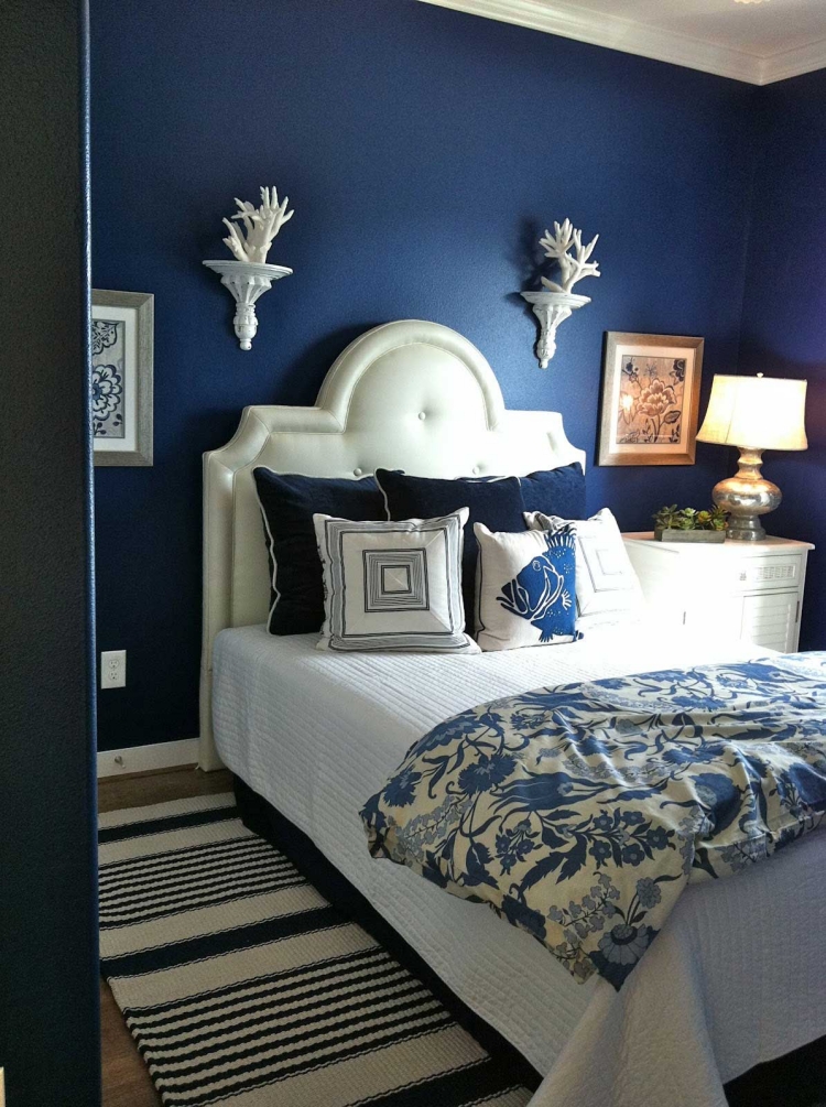 peinture décorative chambre bleu marine accents blancs