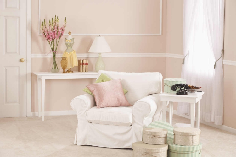 peinture-murale-rose-pâle-fauteuil-blanc peinture murale
