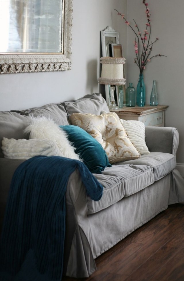 peinture-salon-canapé-murs-gris-clair-coussin-bleu