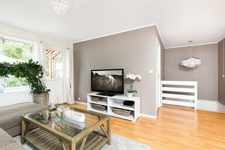 peinture salon grise - gris-clair-parquet-meuble-tv-blanc