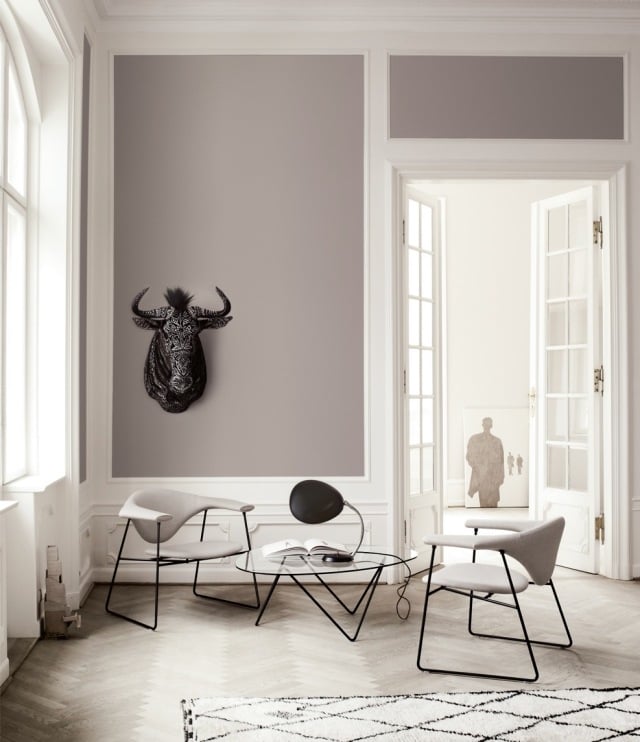 peinture-salon-murs-gris-clair-chaises-tapis-blanc