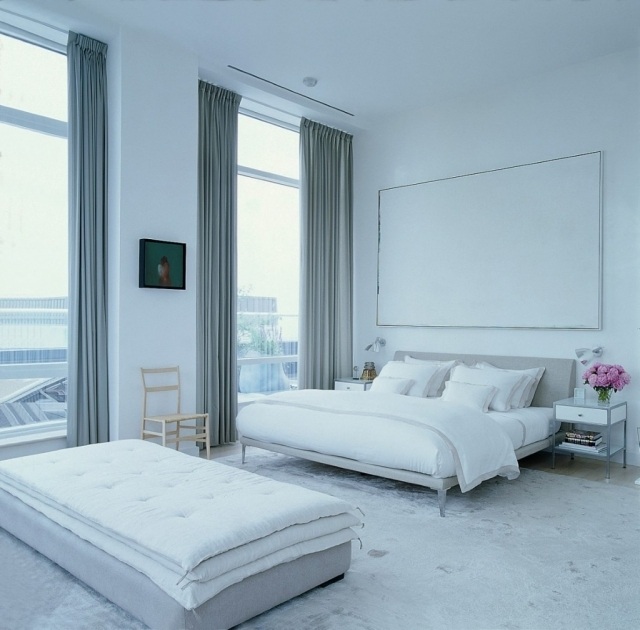 petite-chambre-adulte-grande-fenêtre-ottoman-grand-lit