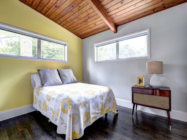 petite-chambre-coucher-mur-jaune-pastel-mur-gris