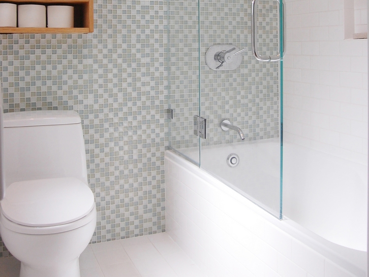 petite salle de bains baignoire mosaique murale blanche