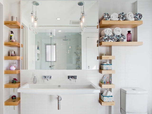 petite-salle-bains-blanche-étagères-bois-lavabo-long