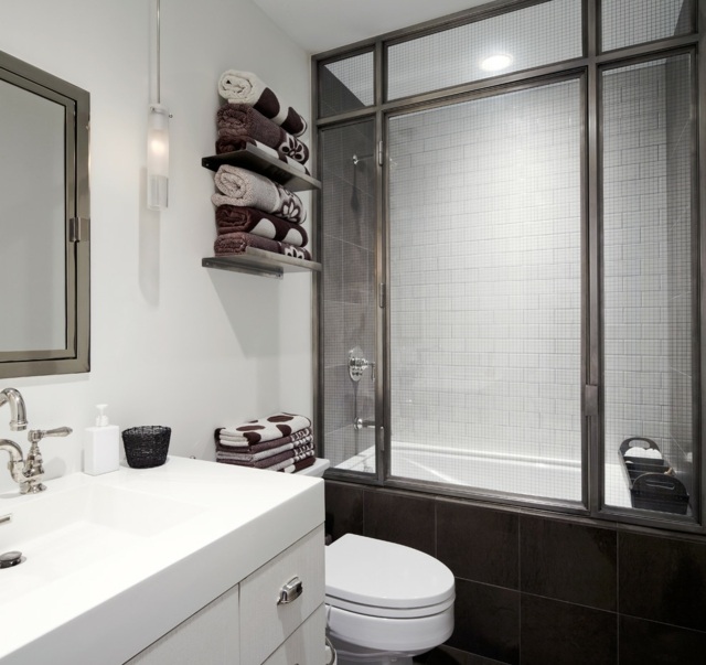 petite-salle-bains-carrelage-mural-marron-blanc-baignoire-douche