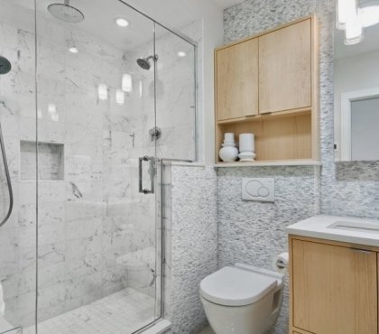 petite-salle-bains-mosaique-blanc-gris-meuble-vasque-bois-clair