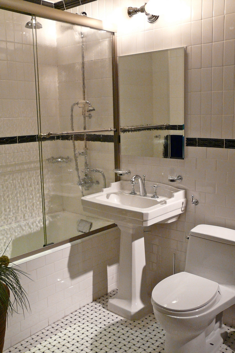 petite salle de bains rétro baignoire porte coulissante verre dépoli