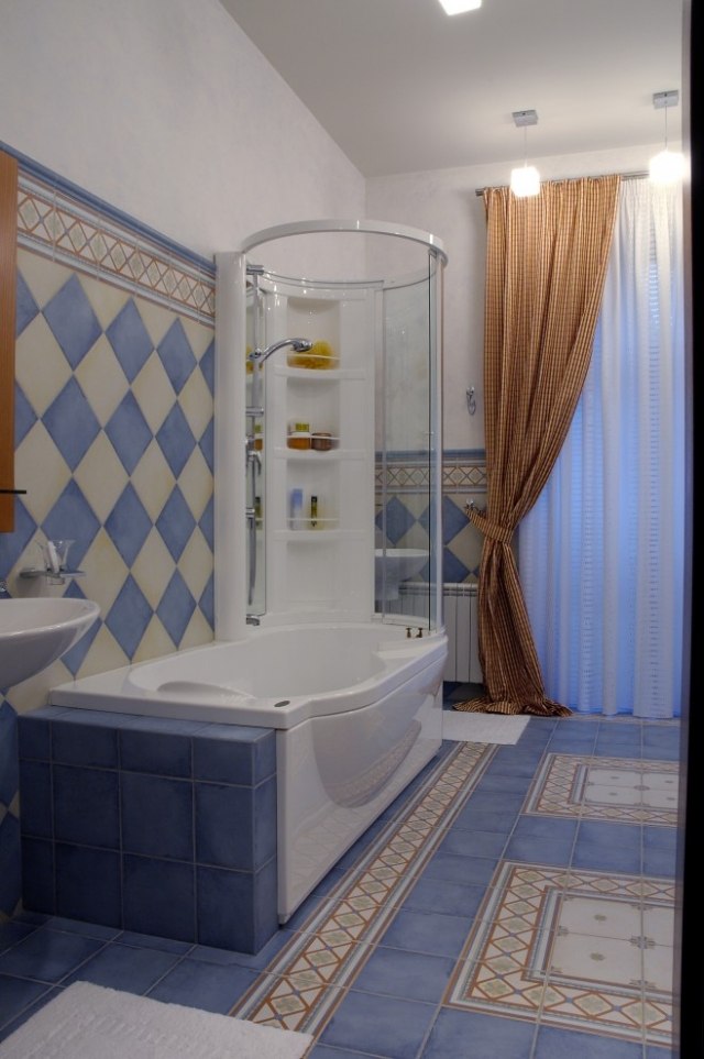 petite-salle-de-bains-baignoire-douche-couleur-bleue-blanche