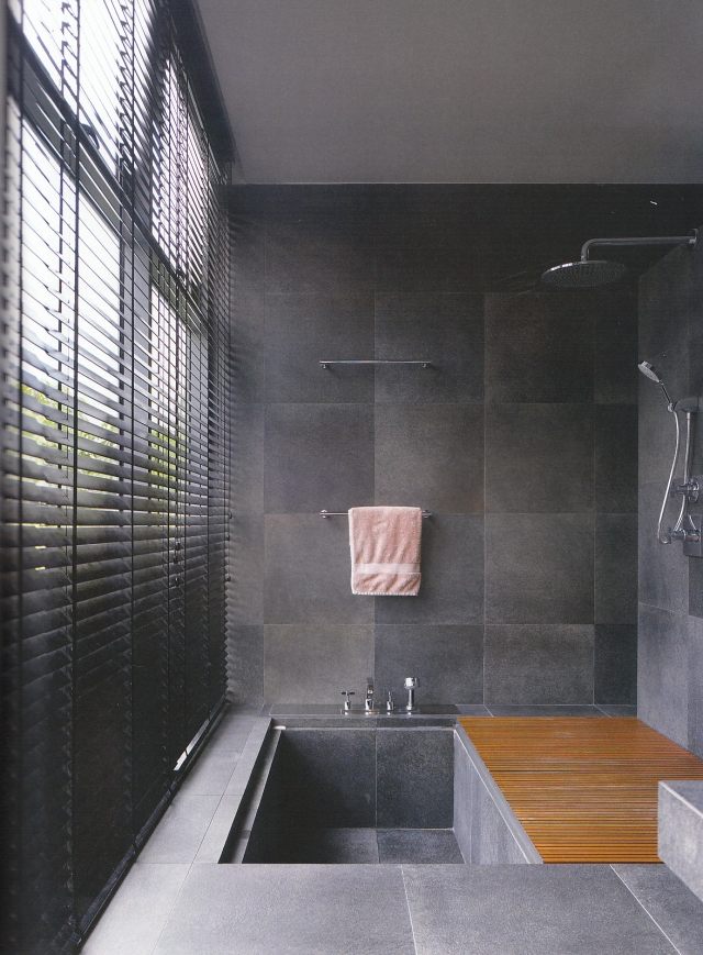 petite-salle-de-bains-baignoire-douche-couleur-grise