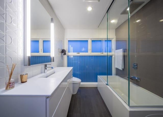 petite-salle-de-bains-baignoire-douche-miroir-rectangulaire