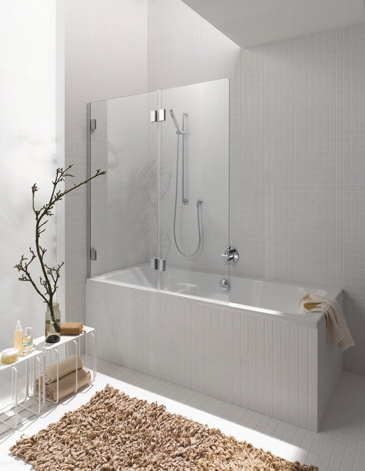 petite salle de bains -baignoire-douche-moderne-mosaique-blanche-tapis-salle-bains-shaggy