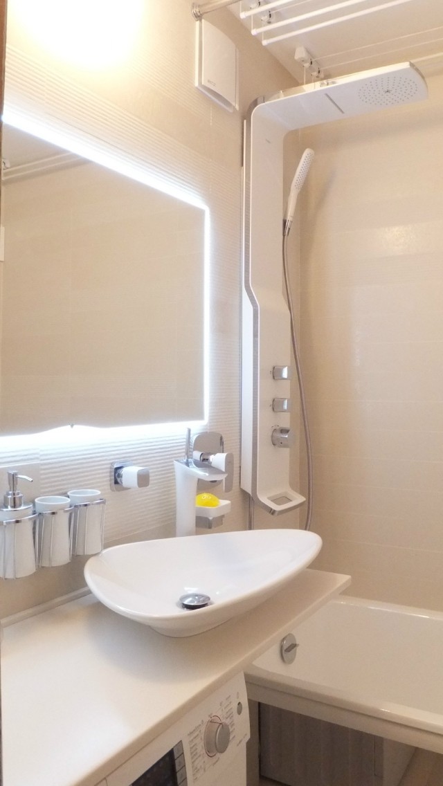 petite-salle-de-bains-baignoire-douche-moderne